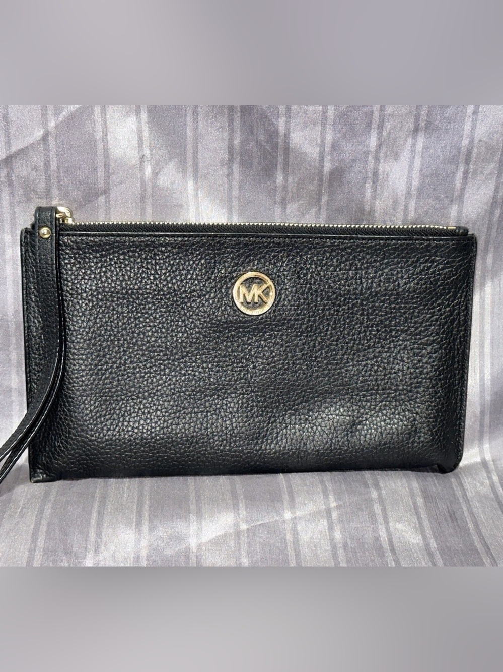 Micheal Kors Fulton black pebble Leather Wristlet Clutch with Gold Accent in EUC